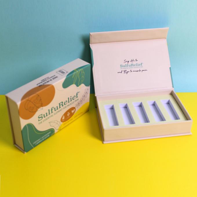 قريبة من شعار مخصص على علبة عبوة الملابس