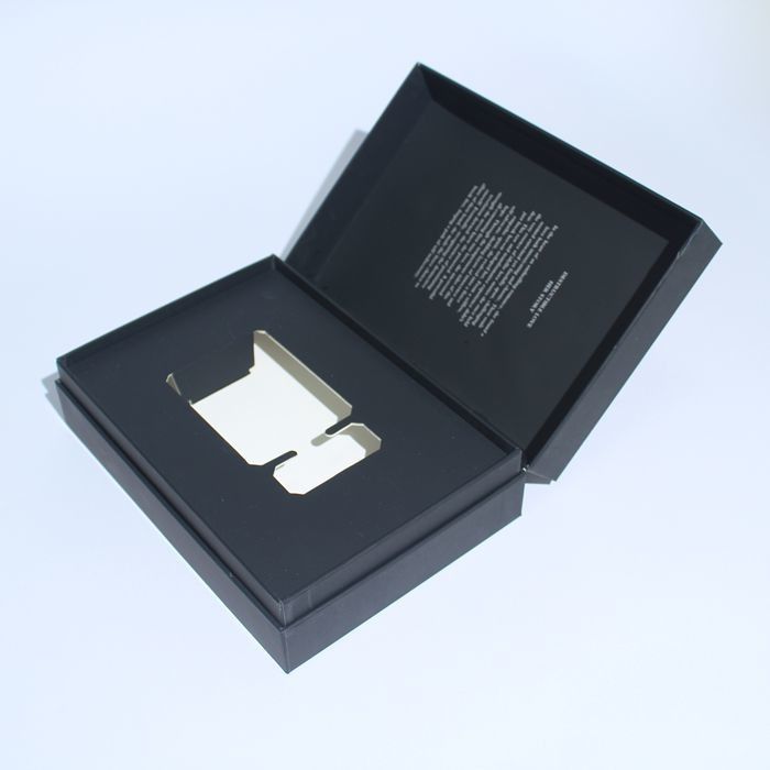 صندوق هدايا العطور البيضاء والسوداء صناديق التعبئة والتغليف الصغيرة مناسبة للعناية بالبشرة مع شعار مخصص