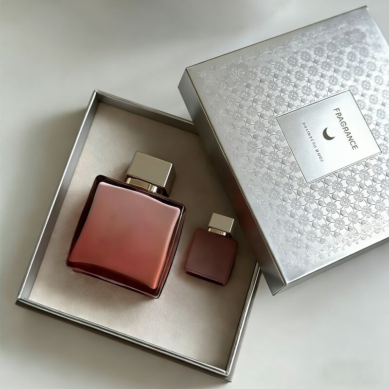 صندوق هدايا العطور المخصص مع طابع ورق فضي و 350 غرام من الورق المقوى المعتمد من قبل FSC لتغليف العطور الفاخرة