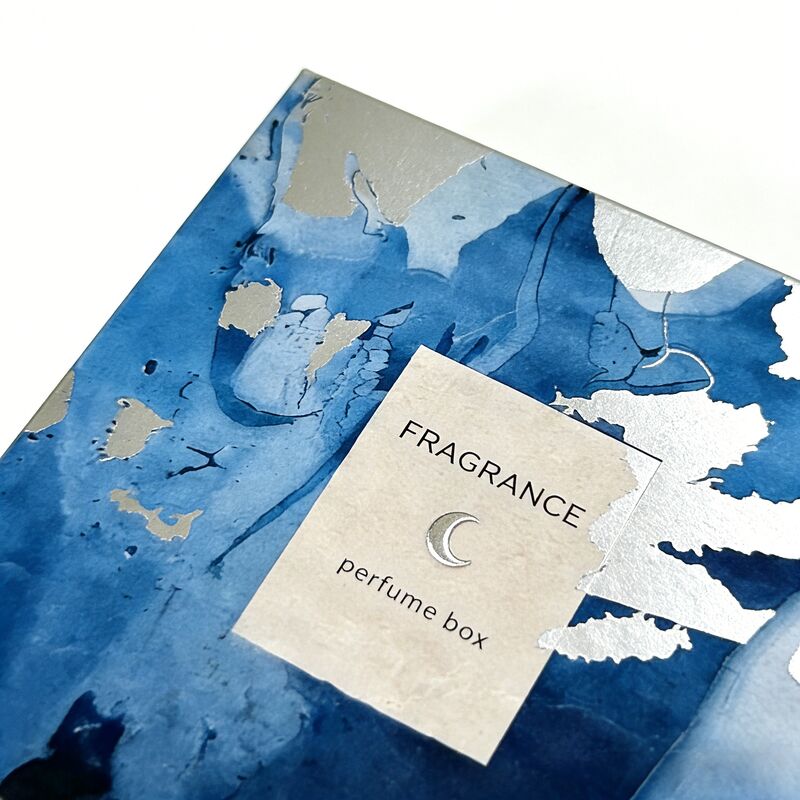 صندوق هدايا العطور المخصص مع طابع ورق فضي و 350 غرام من الورق المقوى المعتمد من قبل FSC لتغليف العطور الفاخرة